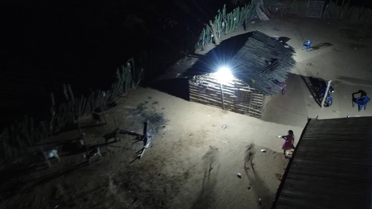 Vivienda iluminada durante la noche gracias a un proyecto de energía