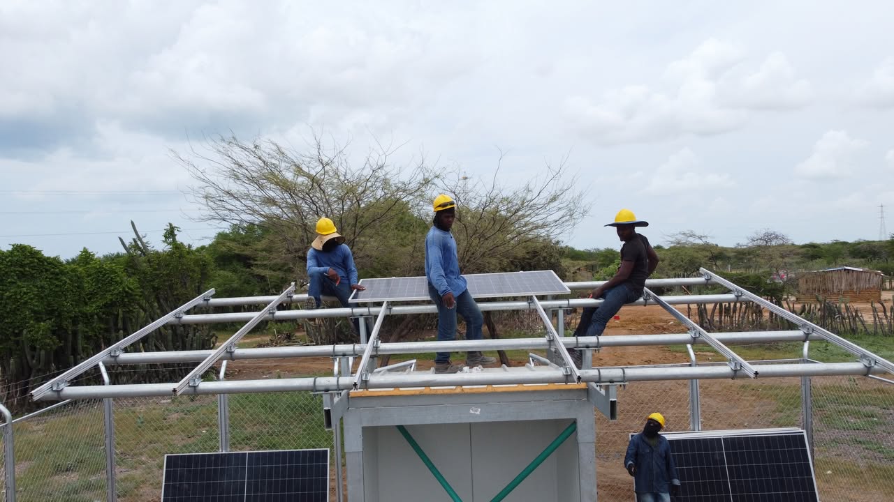 Equipo de Chocosolar trabajando en una estructura para paneles solares