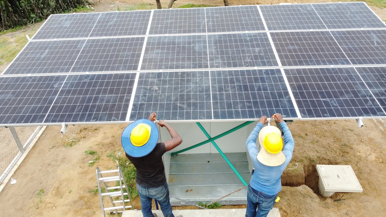 Técnicos de Chocosolar instalando paneles solares