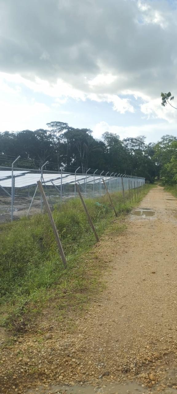 Campo solar protegido junto a la vía de acceso rural