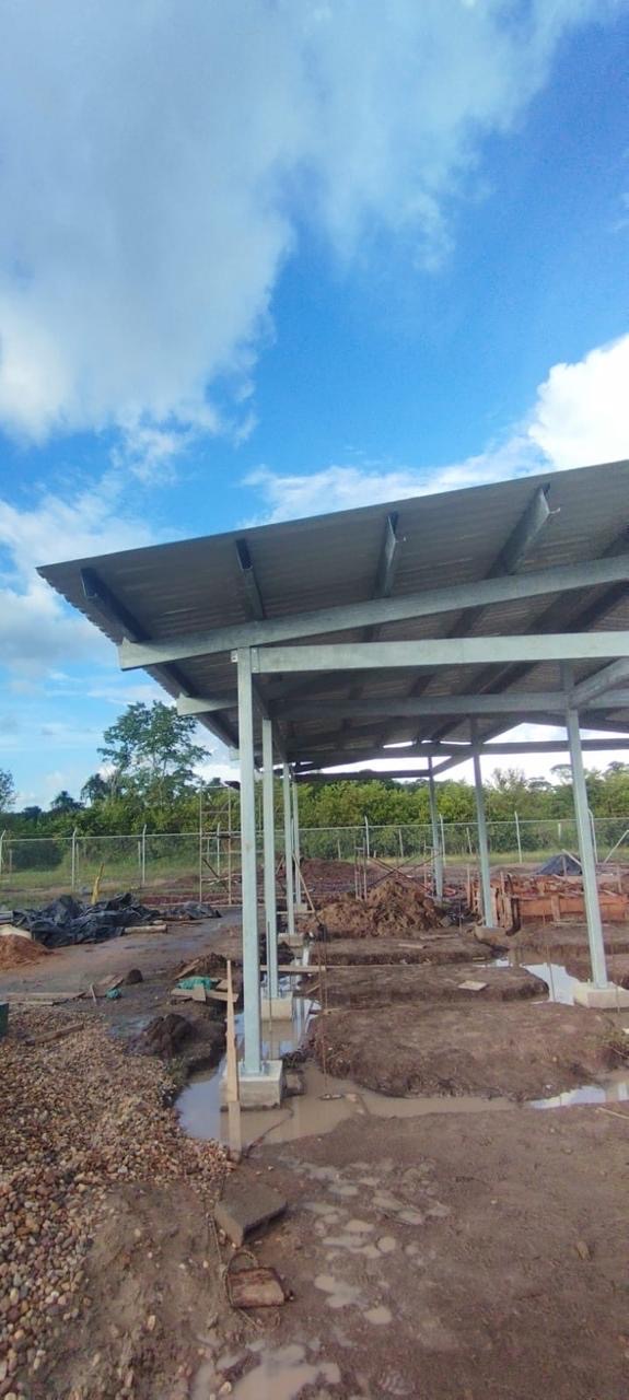 Detalle de estructura metálica y cubierta construida en el proyecto