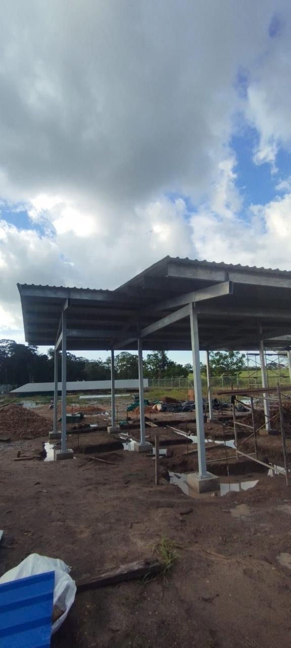 Estructura metálica montada sobre bases de concreto