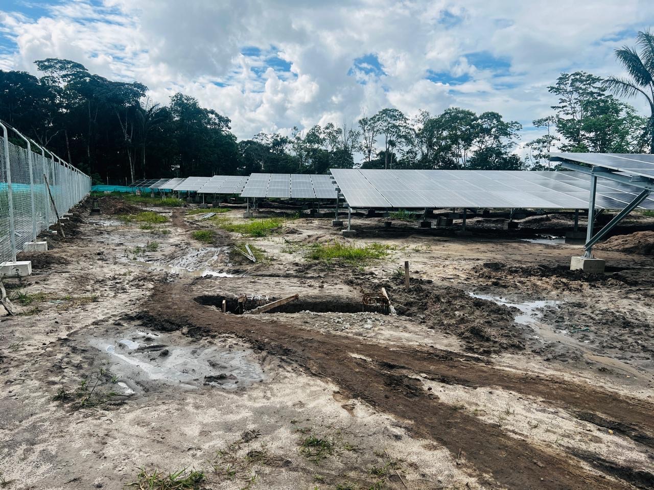 Campo de paneles solares instalado por Chocosolar en Santa Fe del Caguán
