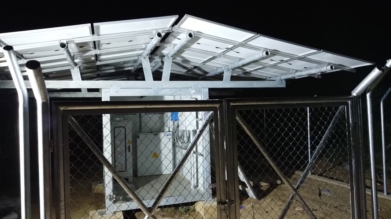 Sistema solar de Chocosolar operando durante la noche